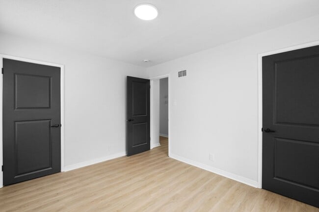 Building Photo - Cozy University City Brick Home with Basement & Off-Street Parking Near WashU & The Loop