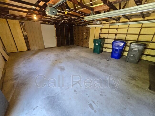 Building Photo - 920 N Vercler Rd