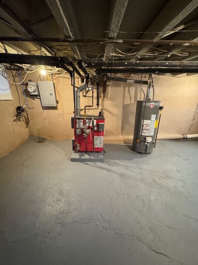 Building Photo - Looking for spacious house check this one out.