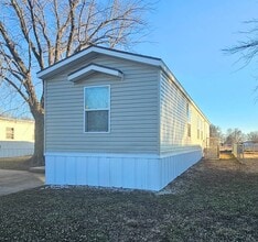 Building Photo - 2233 E Maywood St