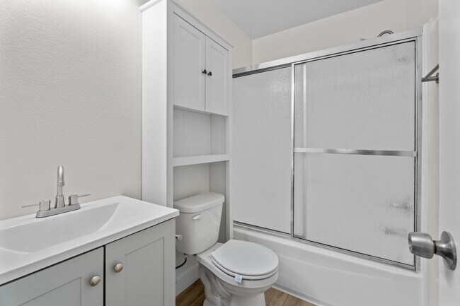 Building Photo - Top-Floor 1-Bedroom Condo with Vaulted Cei...