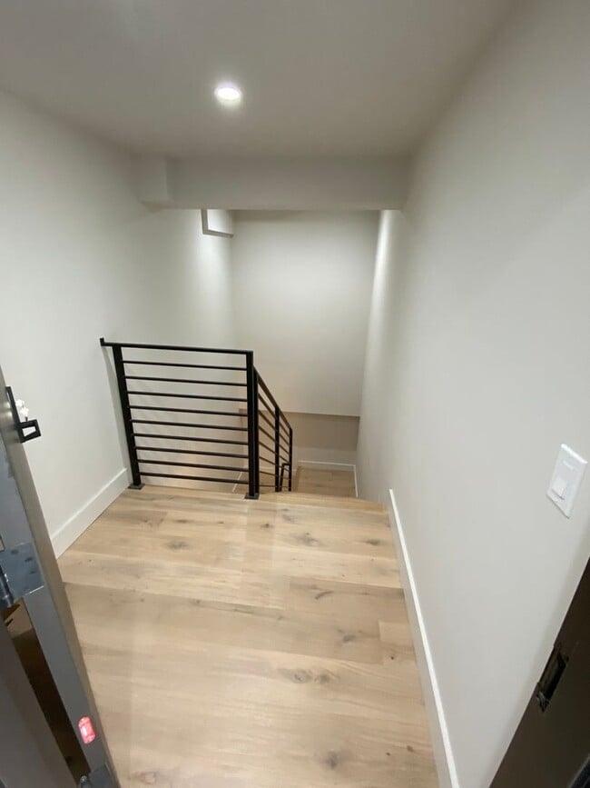 Building Photo - Large newly remodeled apartment with stain...