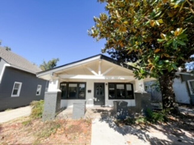 Building Photo - 3 Bedroom & 1 Bath In Paseo District (Cont...