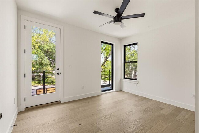 Building Photo - 2300 Bluebonnet Ln