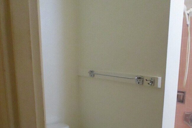 Building Photo - 704 Academy St