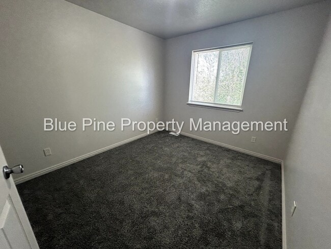 Building Photo - 648 E Poplar St