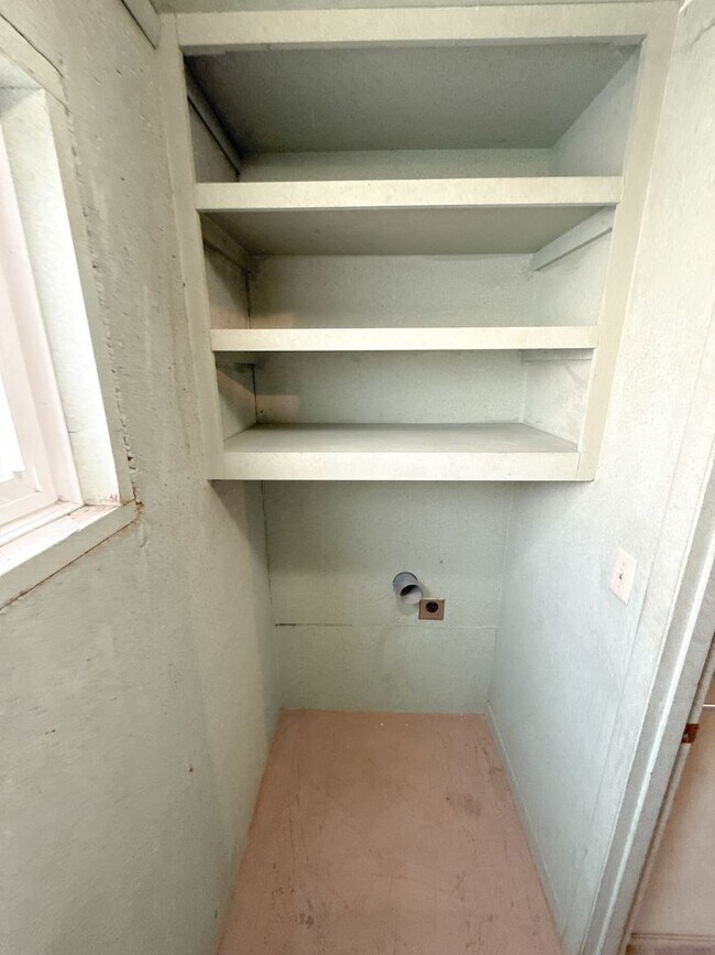 Building Photo - 3 Bedroom, 1.5 Bath House in Pacific Terrace neighborhood