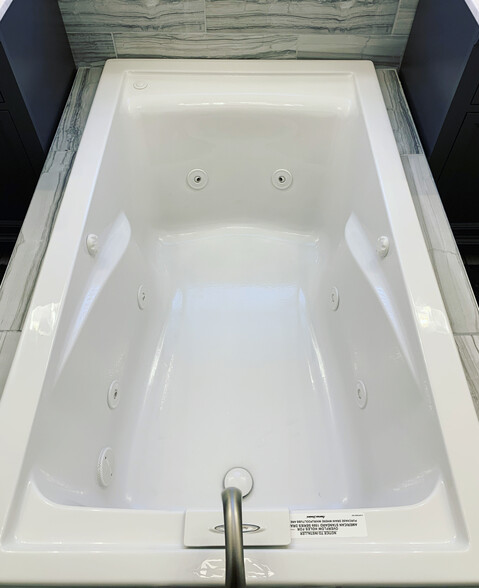 Jetted soaking tub. - 74 Peters Pl