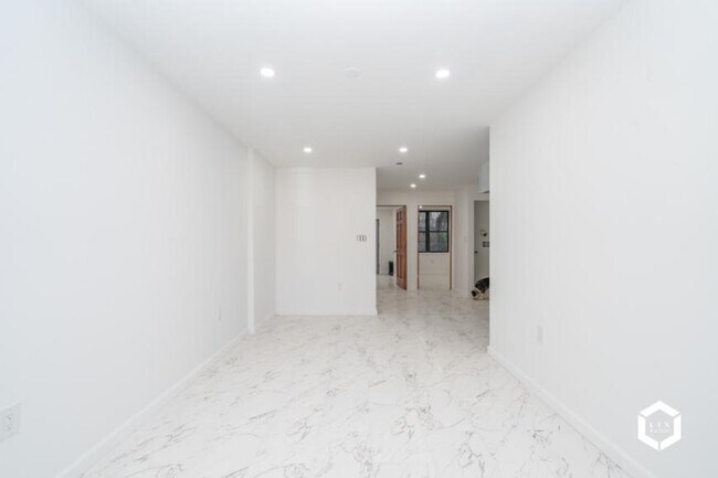 Building Photo - 2 bedroom in JAMAICA NY 11433