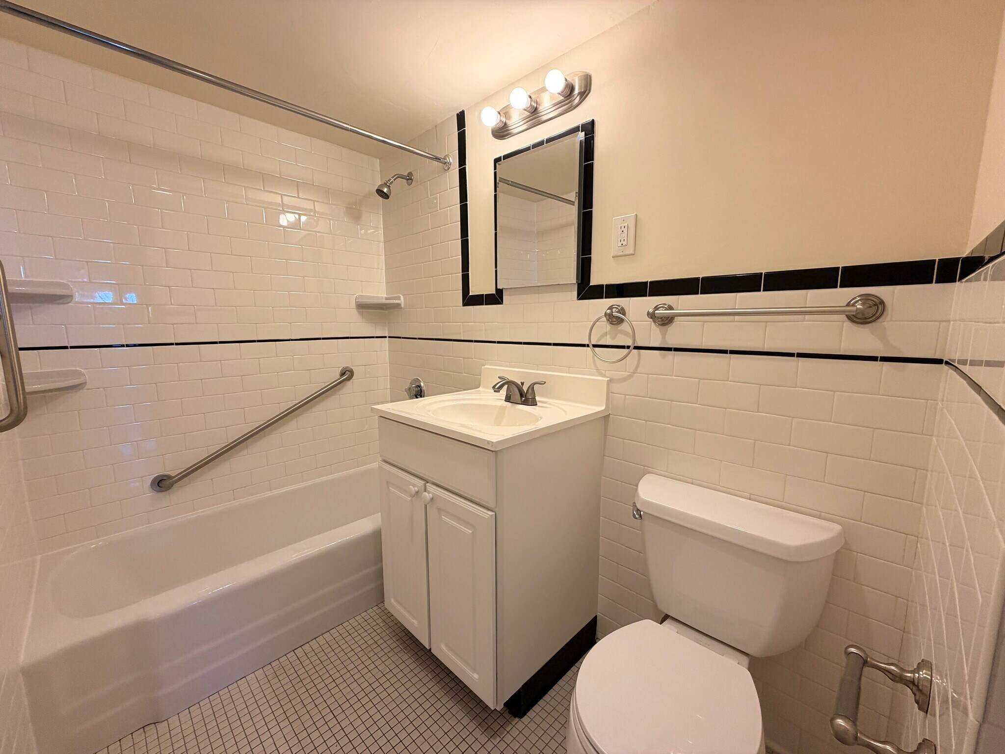 Building Photo - 57 Monmouth St