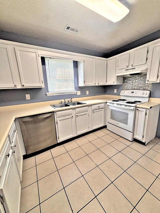 Building Photo - 2932 McDonald Ct SW