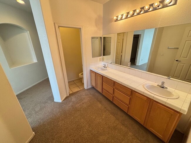 Building Photo - Beautiful 3Bed/2Bath Single Story Home loc...
