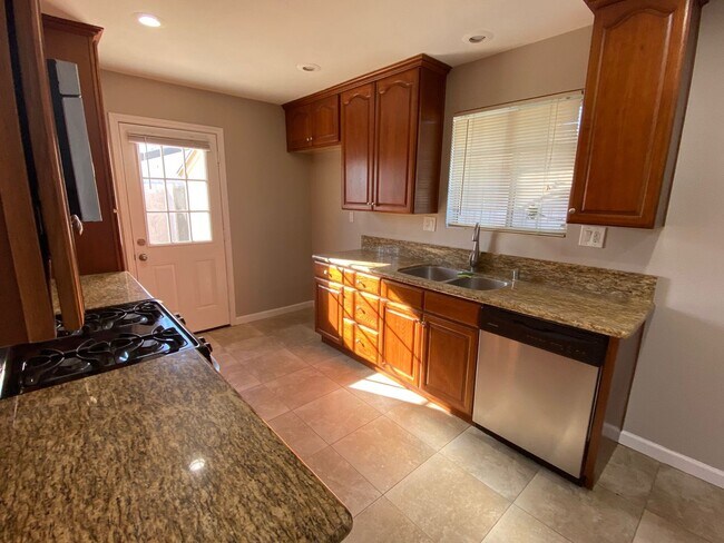 Building Photo - 4 Bedroom in Simi Valley