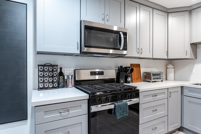 Building Photo - 2359 Oakwood Dr