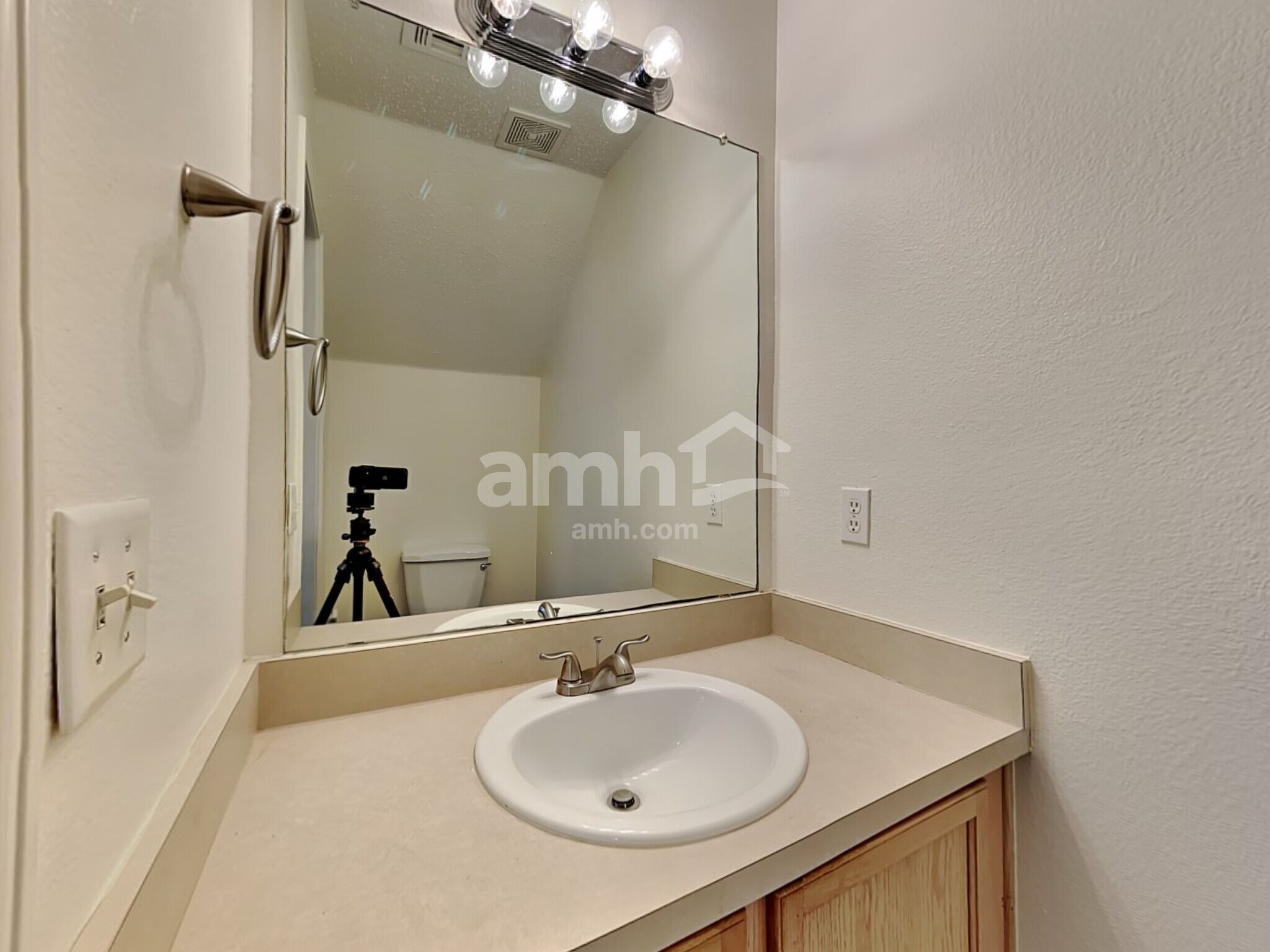 Building Photo - 1523 Wavecrest Dr