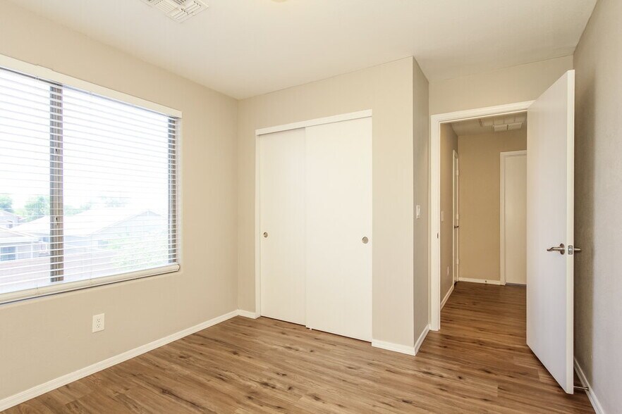 Building Photo - 12811 W Sharon Dr