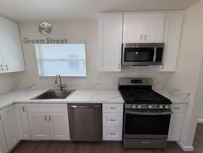 Building Photo - 1719 Oliver Ave