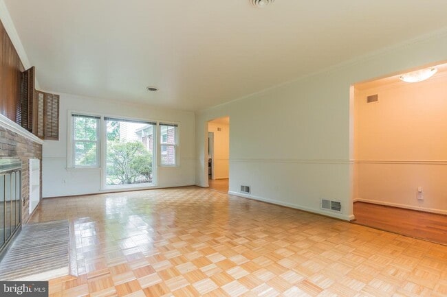 Building Photo - 9702 Bellevue Dr