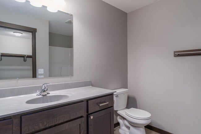 Building Photo - Modern 2 Bedroom, 2 Bathroom Residence wit...
