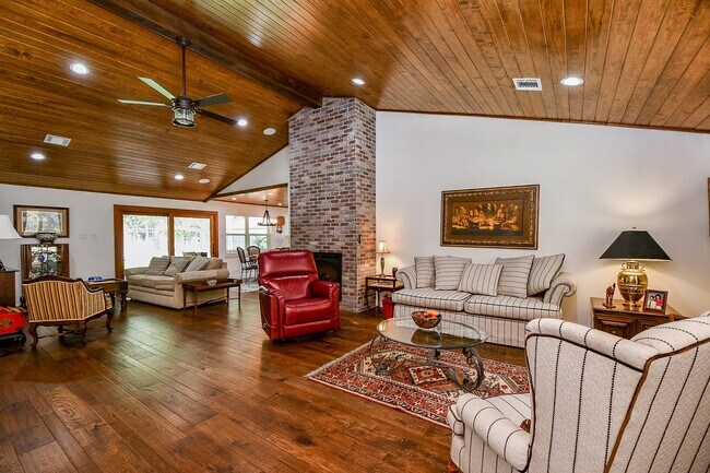 Building Photo - 922 Chantilly Ln