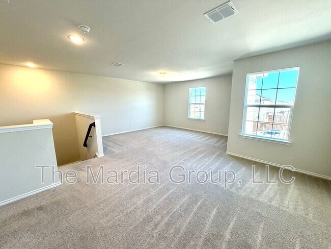 Building Photo - 2006 Hummingbird St