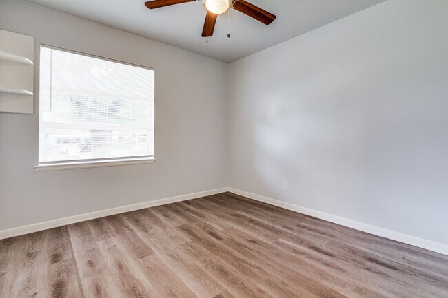Building Photo - 10637 Dunaway Dr