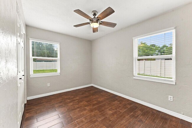 Building Photo - 7235 Orpine Dr N