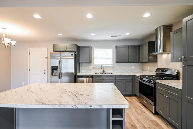 Building Photo - 6662 Wildwood Ct