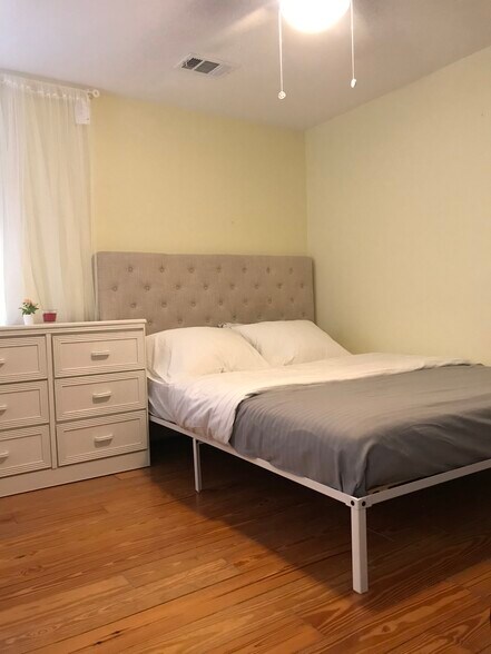 Queen private bedroom with sleeping sofa. - 2440 Manasota Beach Rd