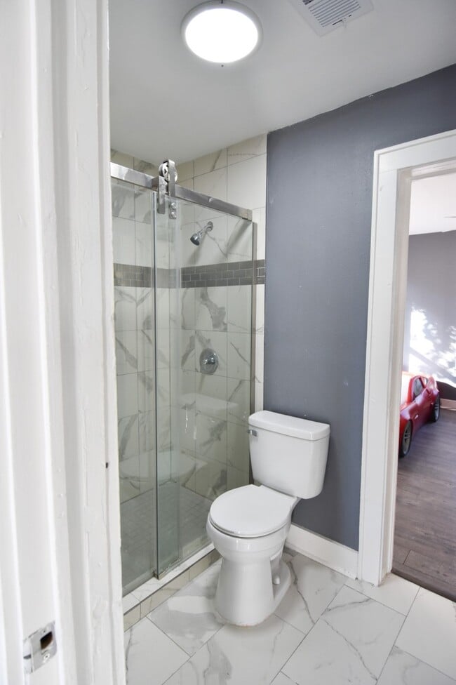 Building Photo - 807 7th St