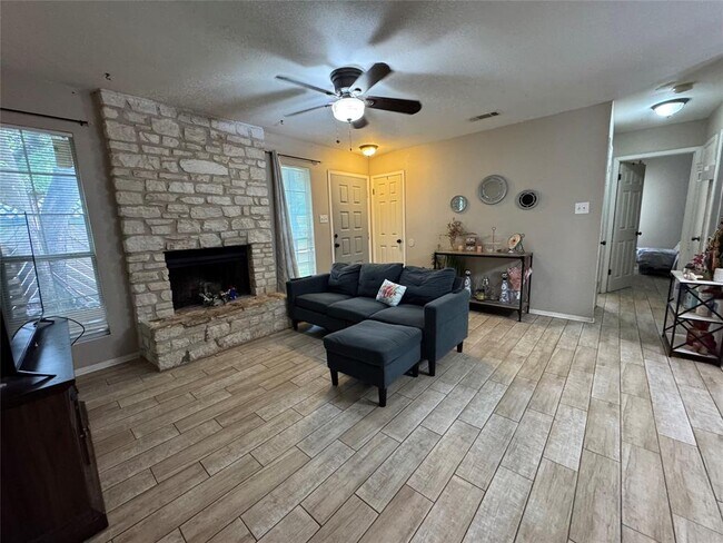 Building Photo - 401 Cypress Ln