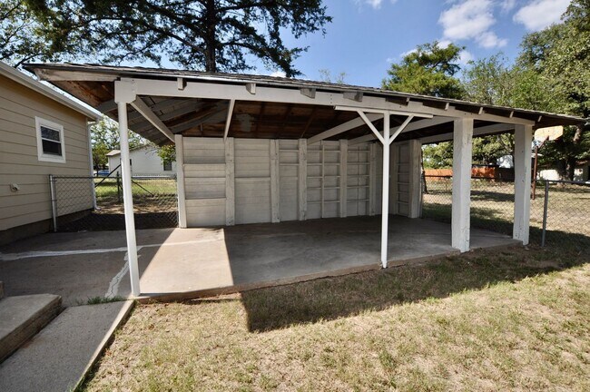 Building Photo - FOR LEASE! Newly Remodeled 2 BR - 1 BA - 1...