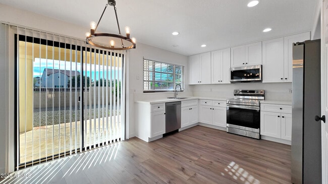 Building Photo - 2119 W Tracy Ln