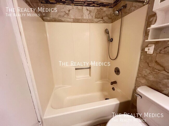 Building Photo - 203 Fernwood St