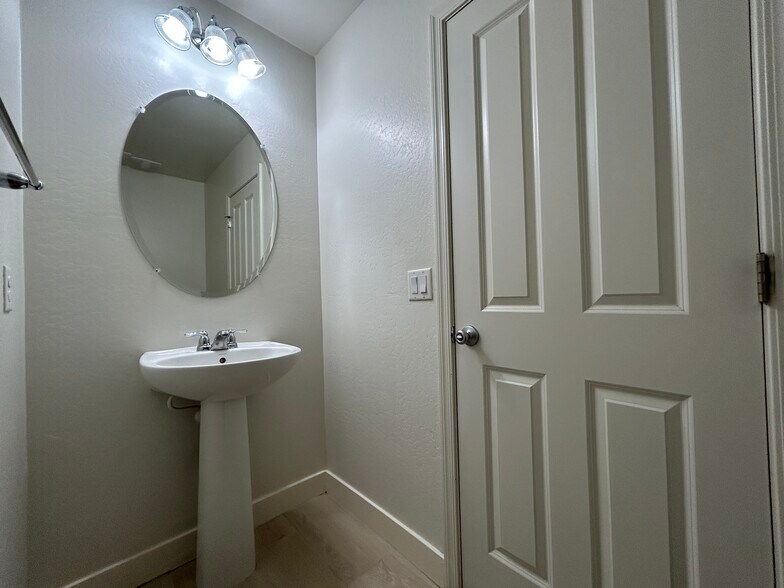 Building Photo - 2964 S Washington St