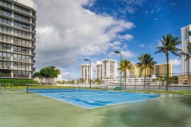 Building Photo - 800 Parkview Dr