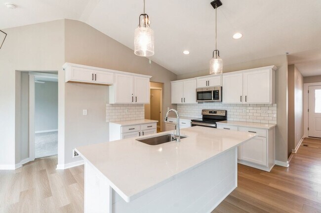 Building Photo - PRIVATE BACKYARD!! 4 Bedroom, 3 Bath Home in Ankeny