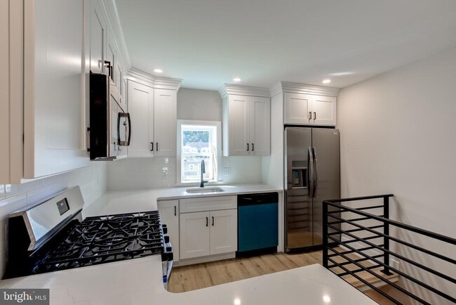 Building Photo - 369 E Hector St