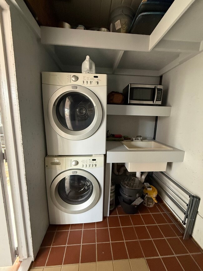 Building Photo - 334 NE 48th St