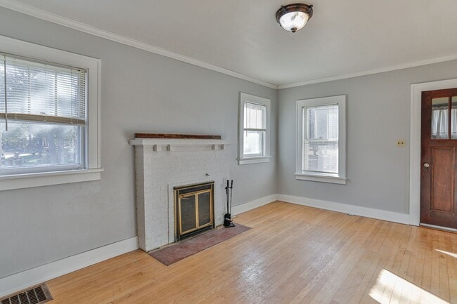 Building Photo - 2 Bed 1.5 Bath Single Family Home With Large Upper Loft Area in Wausau