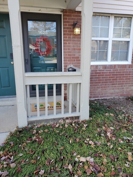 Building Photo - 1625 Thrush Ter