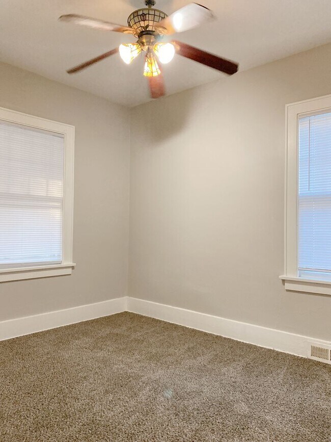 Building Photo - Move-in special. 3 bed 1 bath with a detached garage and large driveway $1250