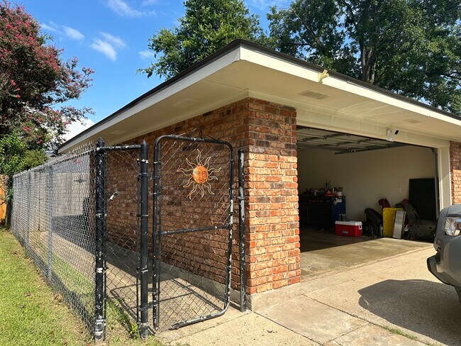 Building Photo - 8641 Chalmette Dr