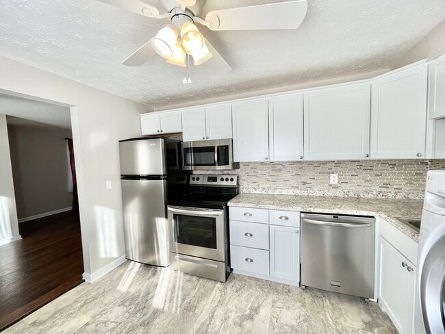 Building Photo - 3 Bed-1.5 Bath Condo In Avon Lake
