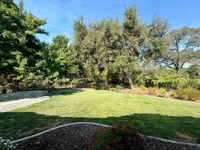 Building Photo - Stunning 3-bedroom 3-bathroom home in Yank...