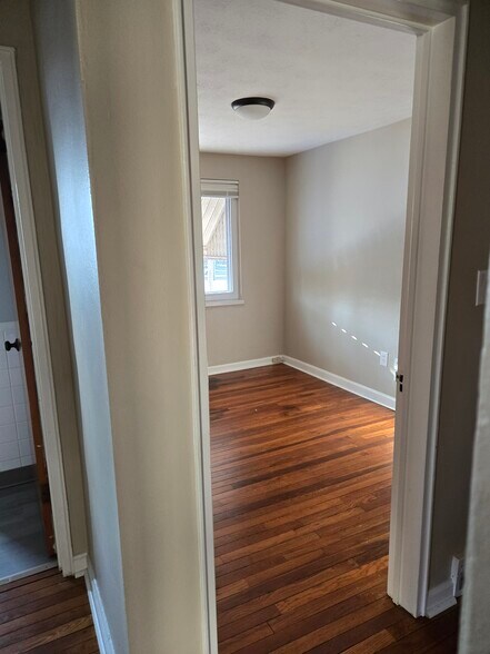 Building Photo - 1043 Broadview Blvd S