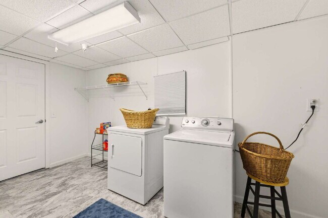 Building Photo - "Spacious 3-Bedroom Haven with 2.5 Baths in Aurora – 1,860 Sq Ft of Comfort and Style!"