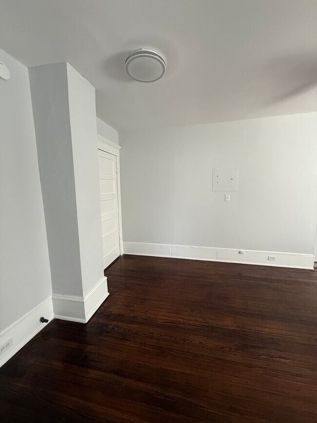 Building Photo - Penthouse Vintage Apartment in Historic Home Near Downtown
