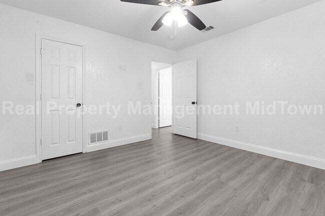 Building Photo - Charming Home Centrally Located in the DFW