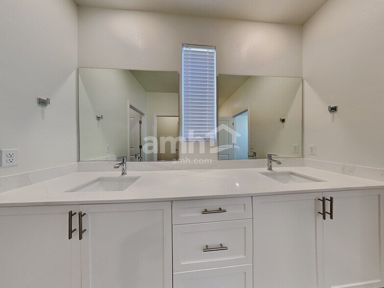 Building Photo - 521 Silverbell Falls Pl